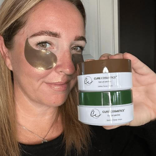 Kvinne med Seaweed Therapy og Caffeine Therapy øyemasker fra Cure Cosmetics som reduserer poser og mørke ringer under øynene.