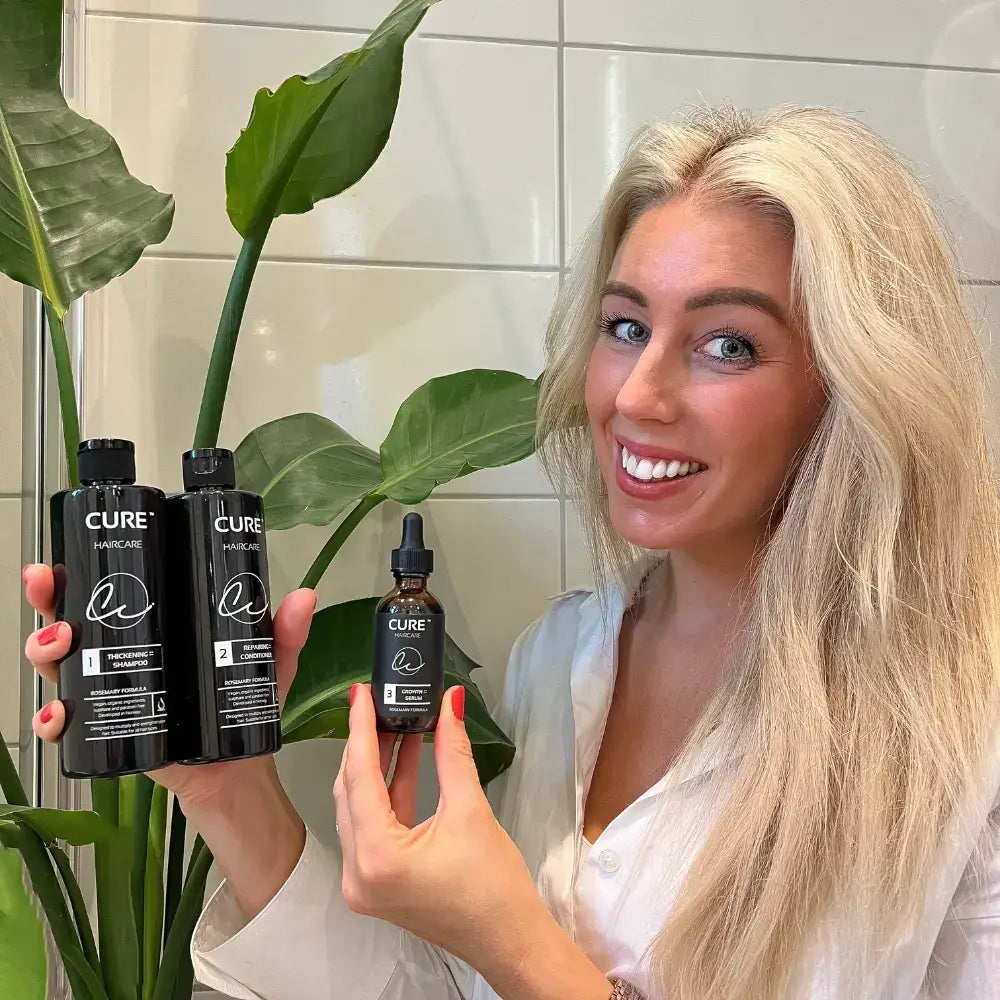 Kunde viser cure cosmetics produkter i hårpleiesettet som virker mot tynt hår og hårtap.