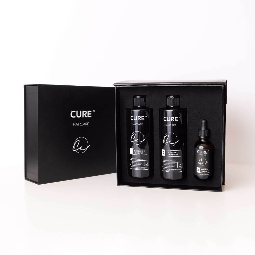 Rosemary Therapy hårpleiesett fra Cure Cosmetics i elegant gaveeske med sjampo, balsam og serum for tykkere hår og redusert hårtap.