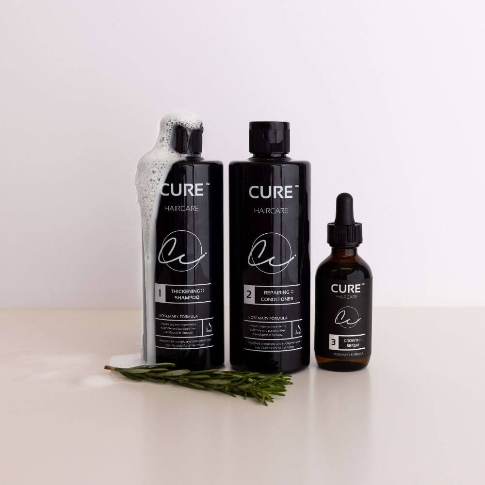 Rosemary Therapy hårpleiesett fra Cure Cosmetics med shampoo, balsam og serum som styrker håret og reduserer hårtap.