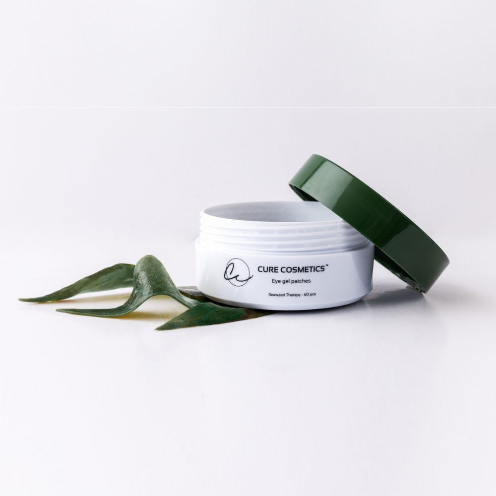 Åpen boks med Seaweed Therapy hydrogel-øyemasker fra Cure Cosmetics, beriket med sjøalge-ekstrakt som reduserer poser og rynker under øynene.